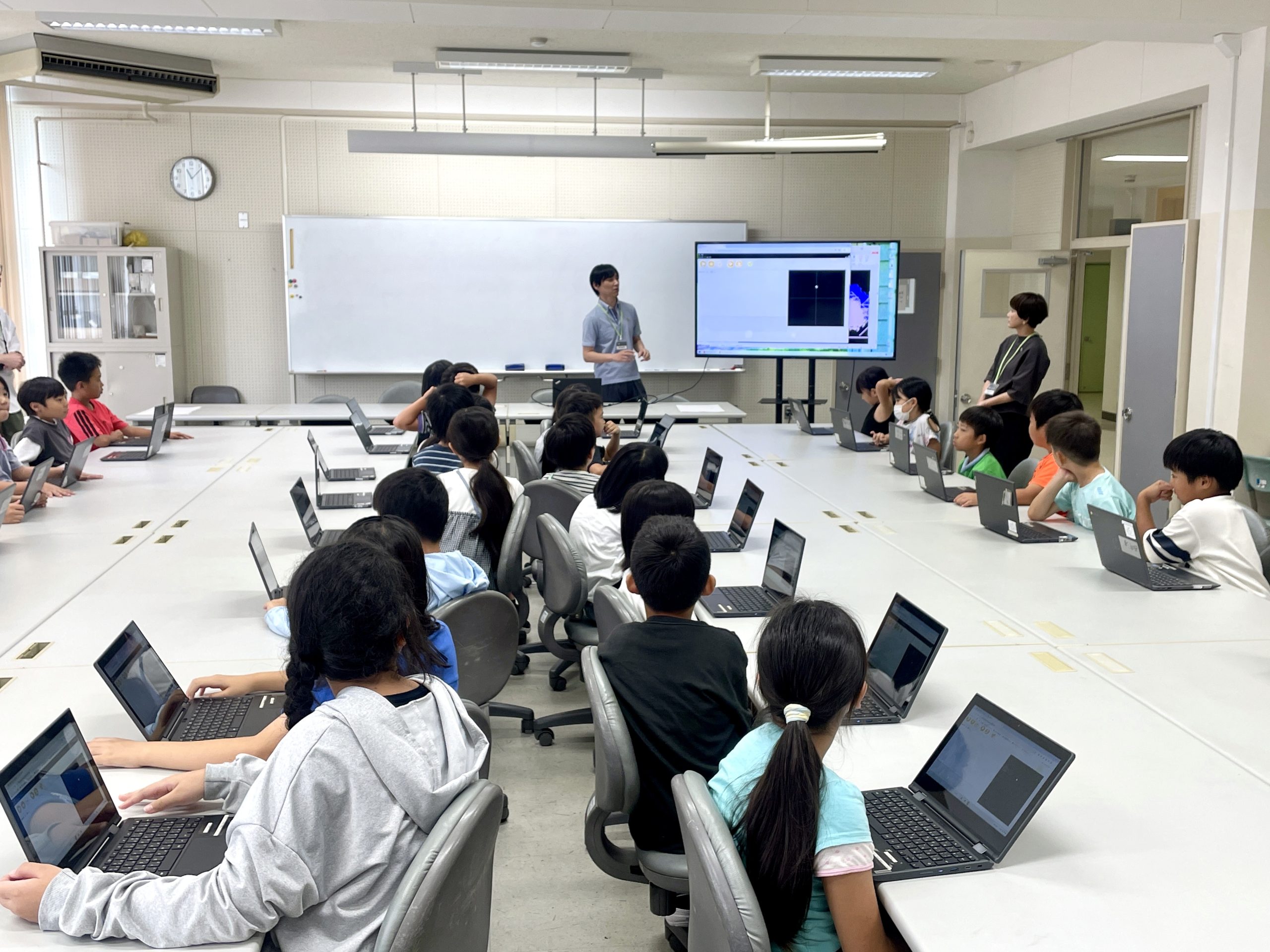 令和７年度SIAFスクール出前授業がスタートしました！ ～「プログラミングでアートにチャレンジ！」編～