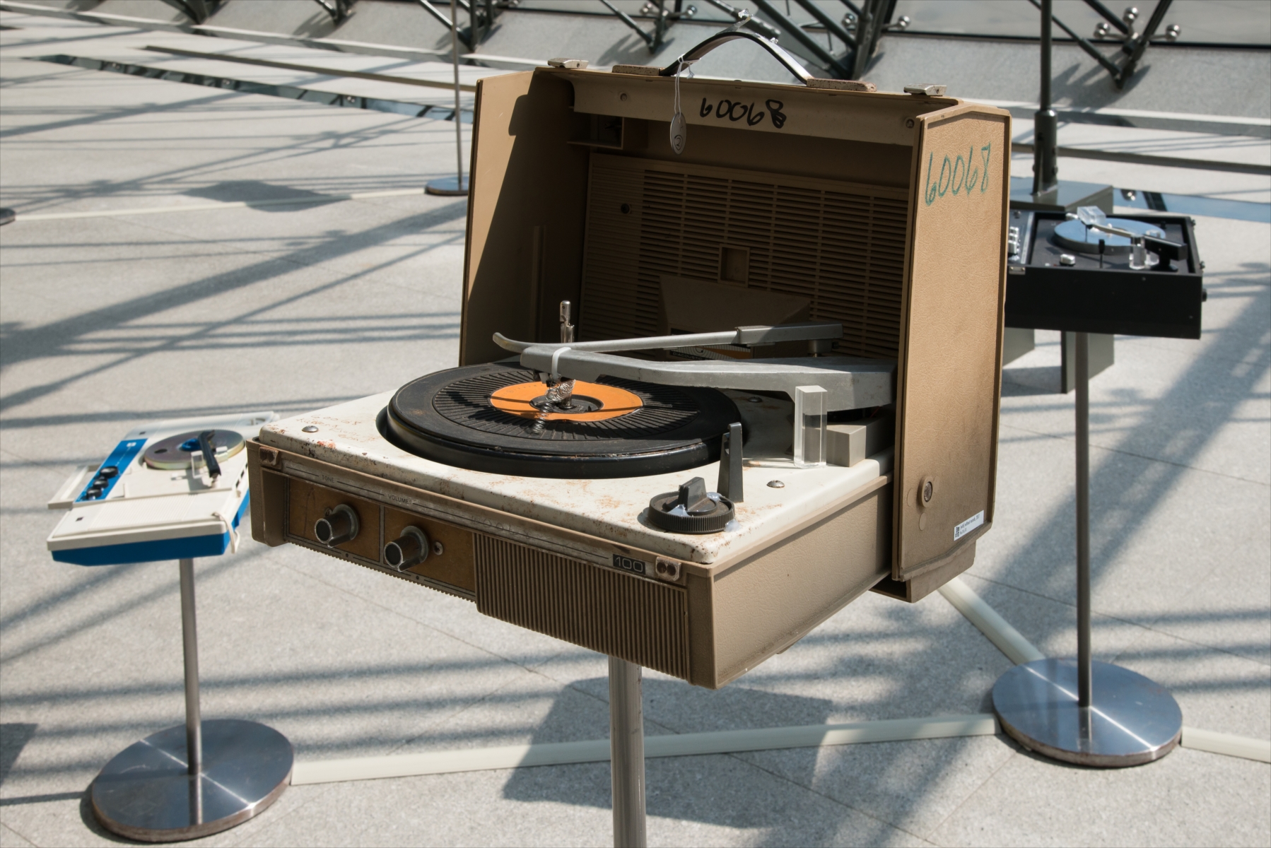 大友良英+青山泰知+伊藤隆之《(with)without records》 2017 Photo by KOMAKI Yoshisato