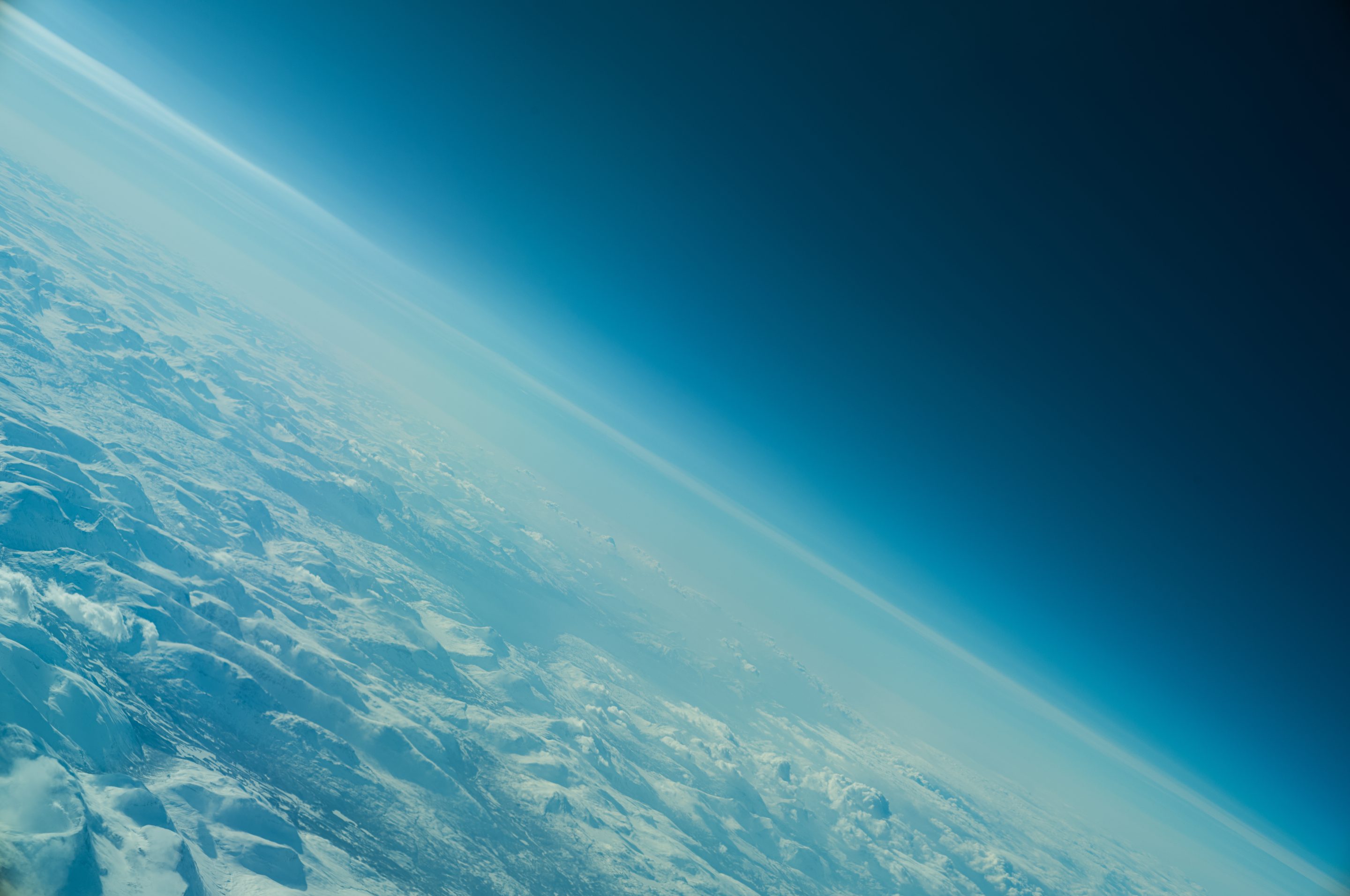 ファッションデザイナーの中里唯馬が自ら撮影した自身のコレクションのイメージ写真。フィールドワークで訪れたフィンランドの氷河の風景