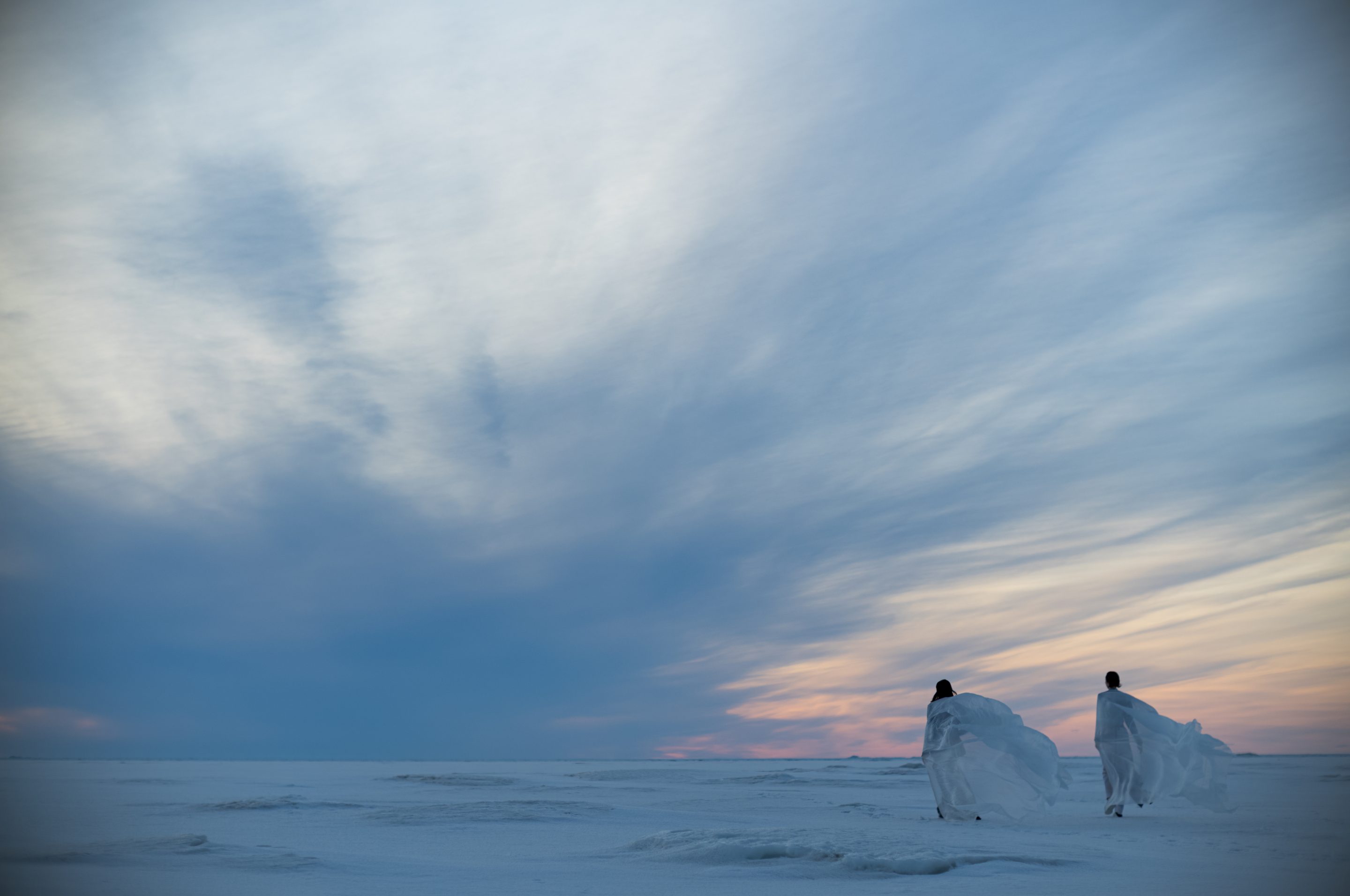 ファッションデザイナーの中里唯馬が自ら撮影した自身のコレクションのイメージ写真。フィールドワークで訪れたフィンランドの氷河の風景