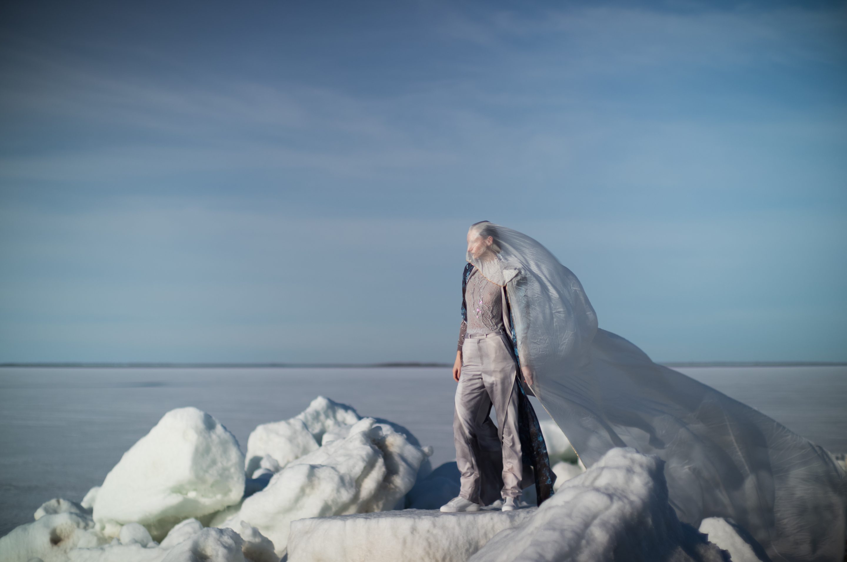 ファッションデザイナーの中里唯馬が自ら撮影した自身のコレクションのイメージ写真。フィールドワークで訪れたフィンランドの氷河の風景