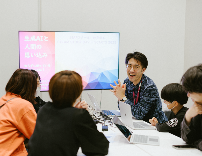 講師が子どもや家族連れに講義する様子