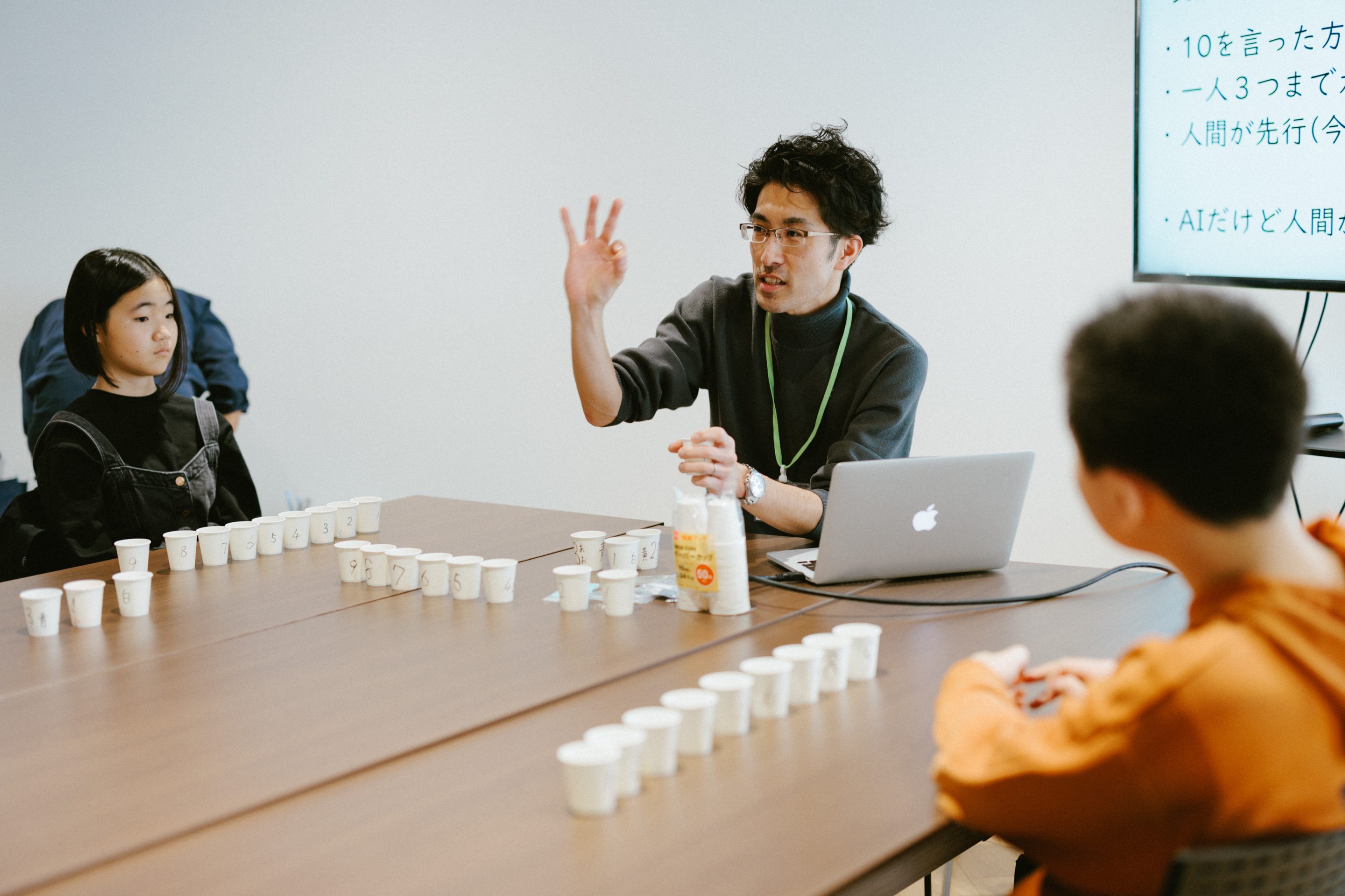 「紙コップAI」で学ぶアルゴリズム