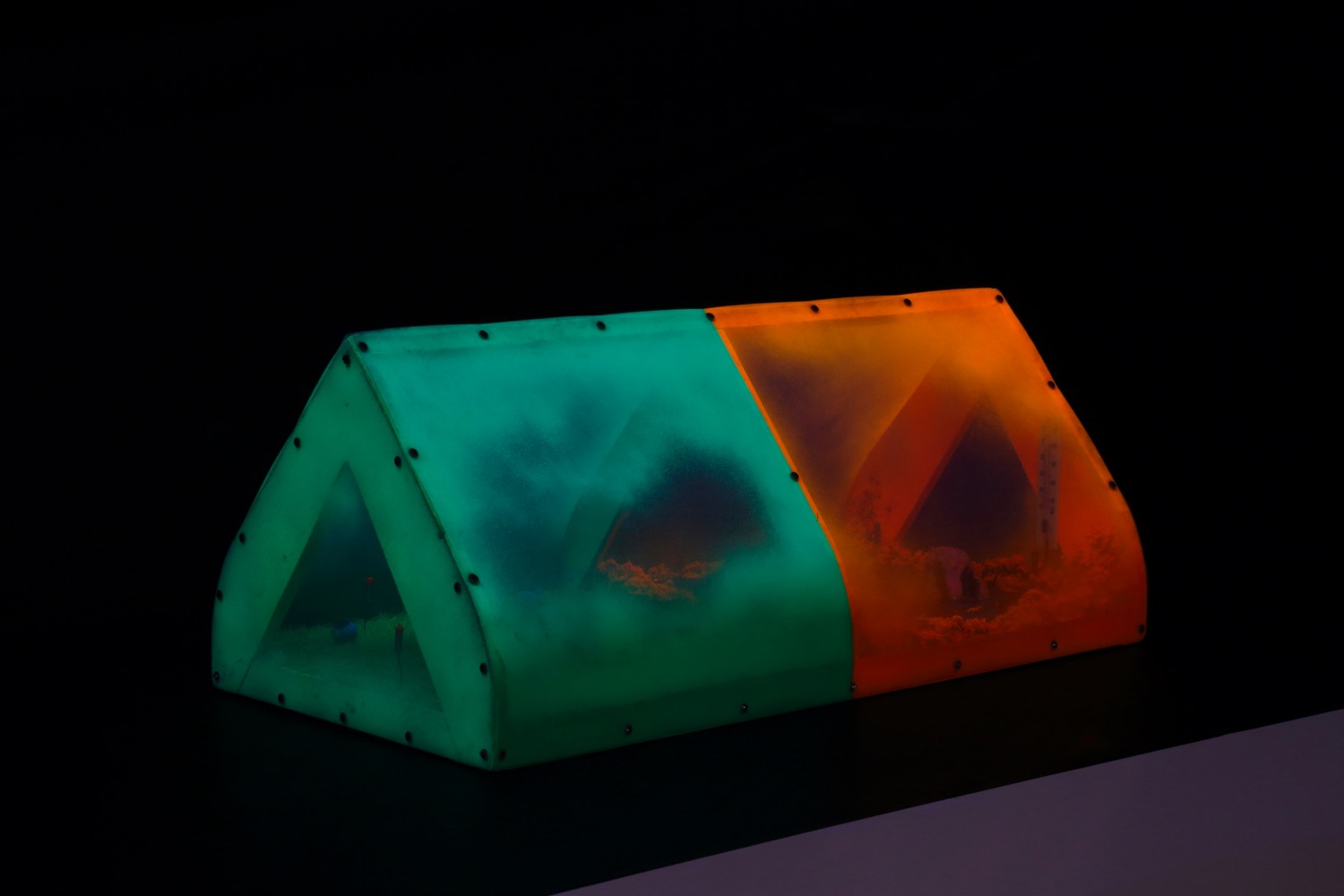 工藤哲巳《放射能による養殖（小さな温室、オレンジ、緑）》1968,Photo by KIOKU Keizo