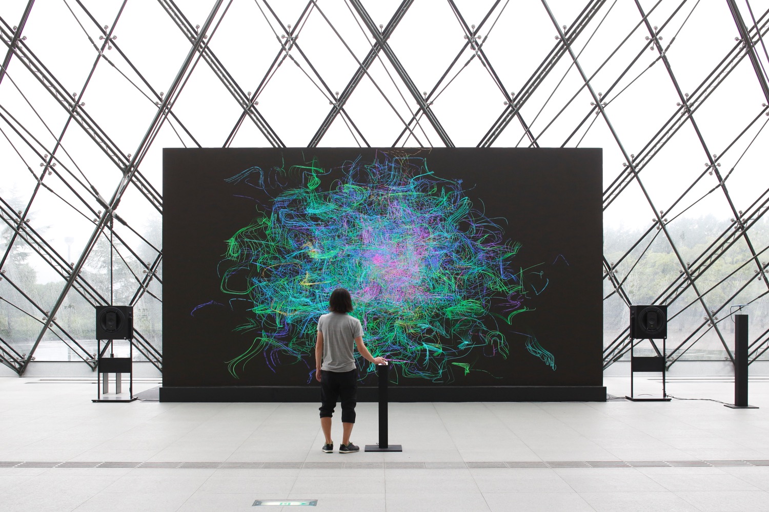 坂本龍一＋真鍋大度《センシング・ストリームズ－不可視、不可聴》2014,Photo by KIOKU Keizo