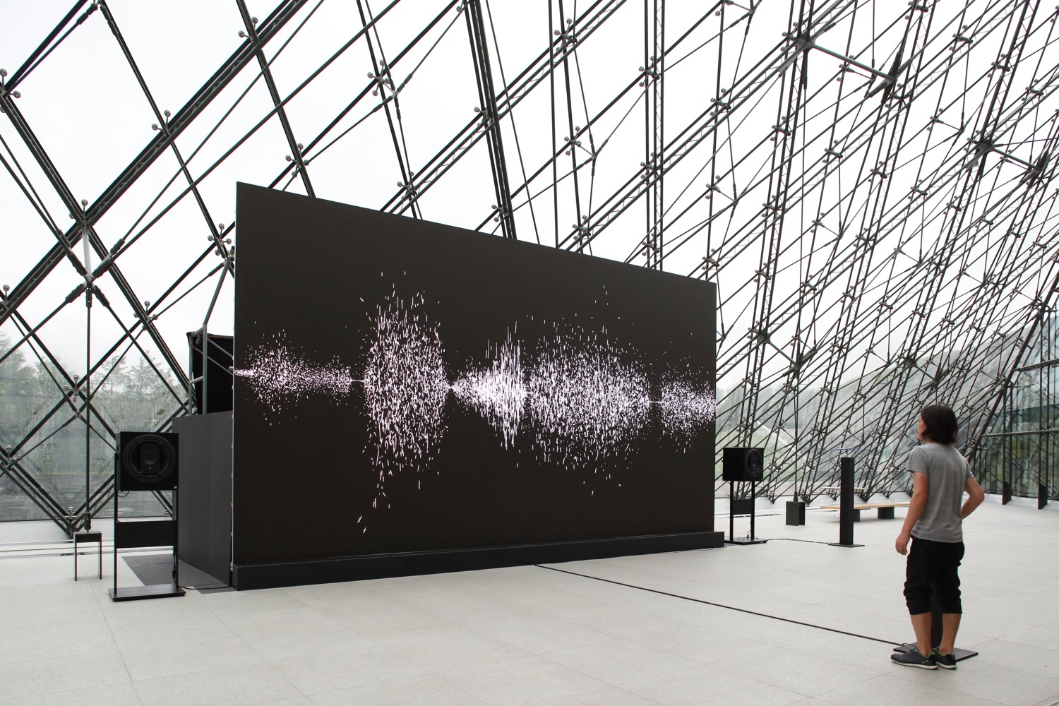 坂本龍一＋真鍋大度《センシング・ストリームズ－不可視、不可聴》2014,Photo by KIOKU Keizo