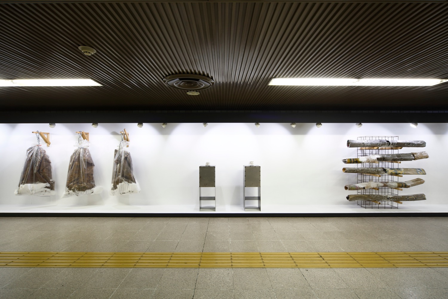 土田俊介《考えてもできないんだけど、考えてないと出会えないモノ。no.14-05,06,09,11》2014,Photo by KIOKU Keizo