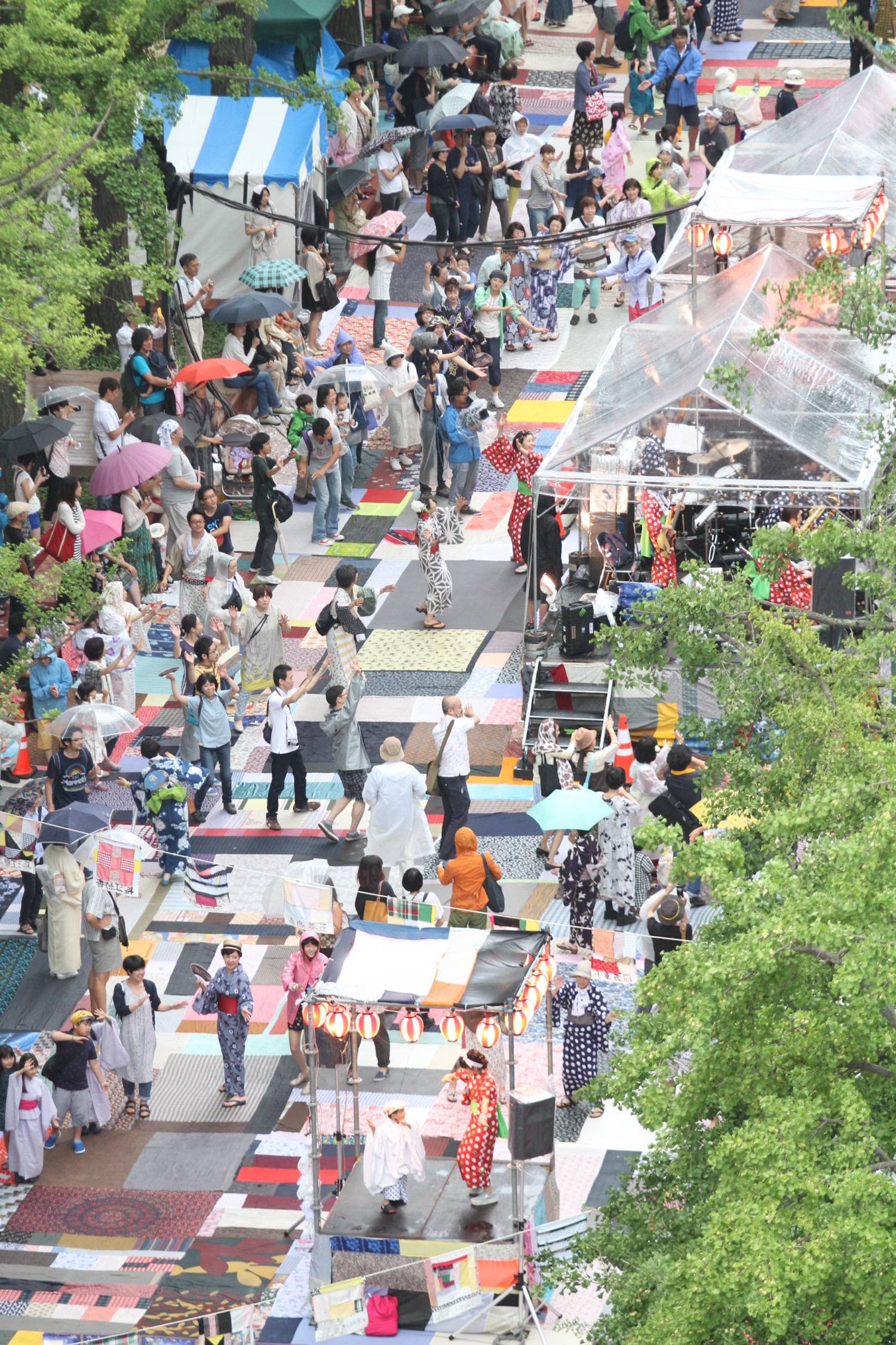 プロジェクトFUKUSHIMA!《フェスティバルFUKUSHIMA! 北3条広場で盆踊り》2014,Photo by KOMAKI Yoshisato