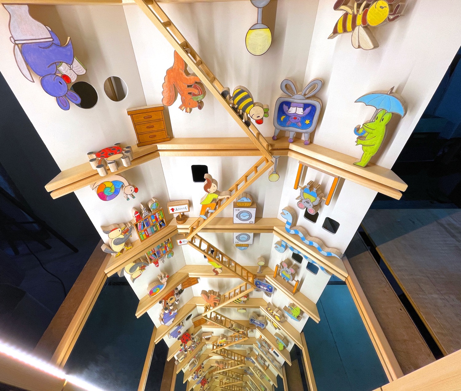 いわいとしお《かがみの100かいだてのいえ》2022, Photo by IWAI Toshio