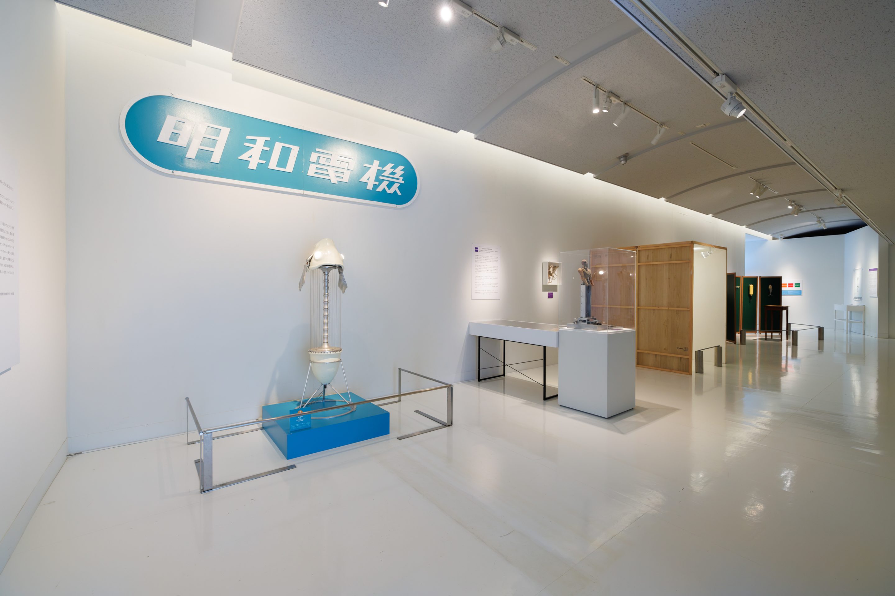 札幌芸術の森美術館「明和電機 ナンセンスマシーン展 in 札幌」の展示風景, Photo by KUSUMI Erika