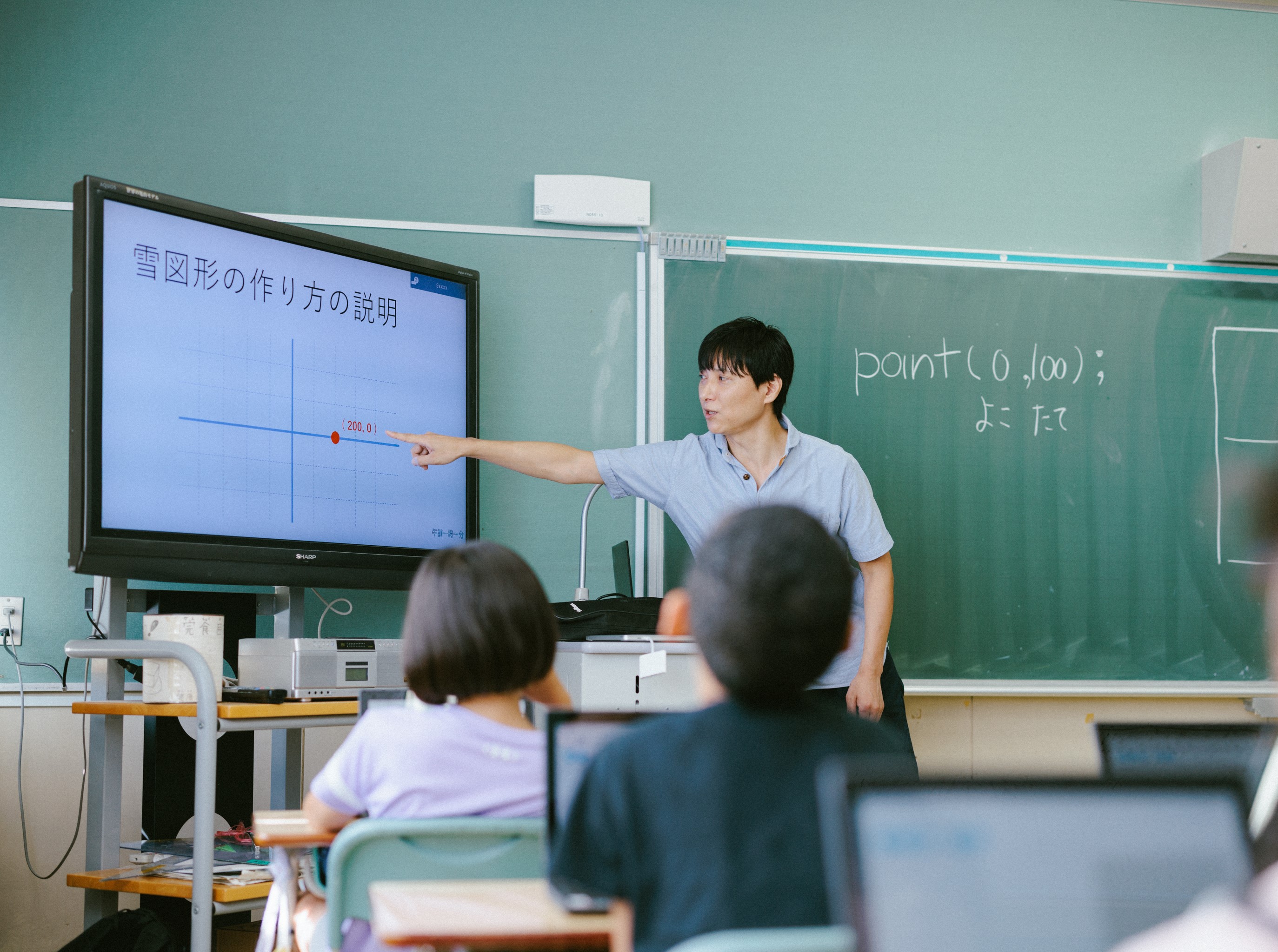 （参考写真）過去に実施した「プログラミングでアートにチャレンジ」の様子