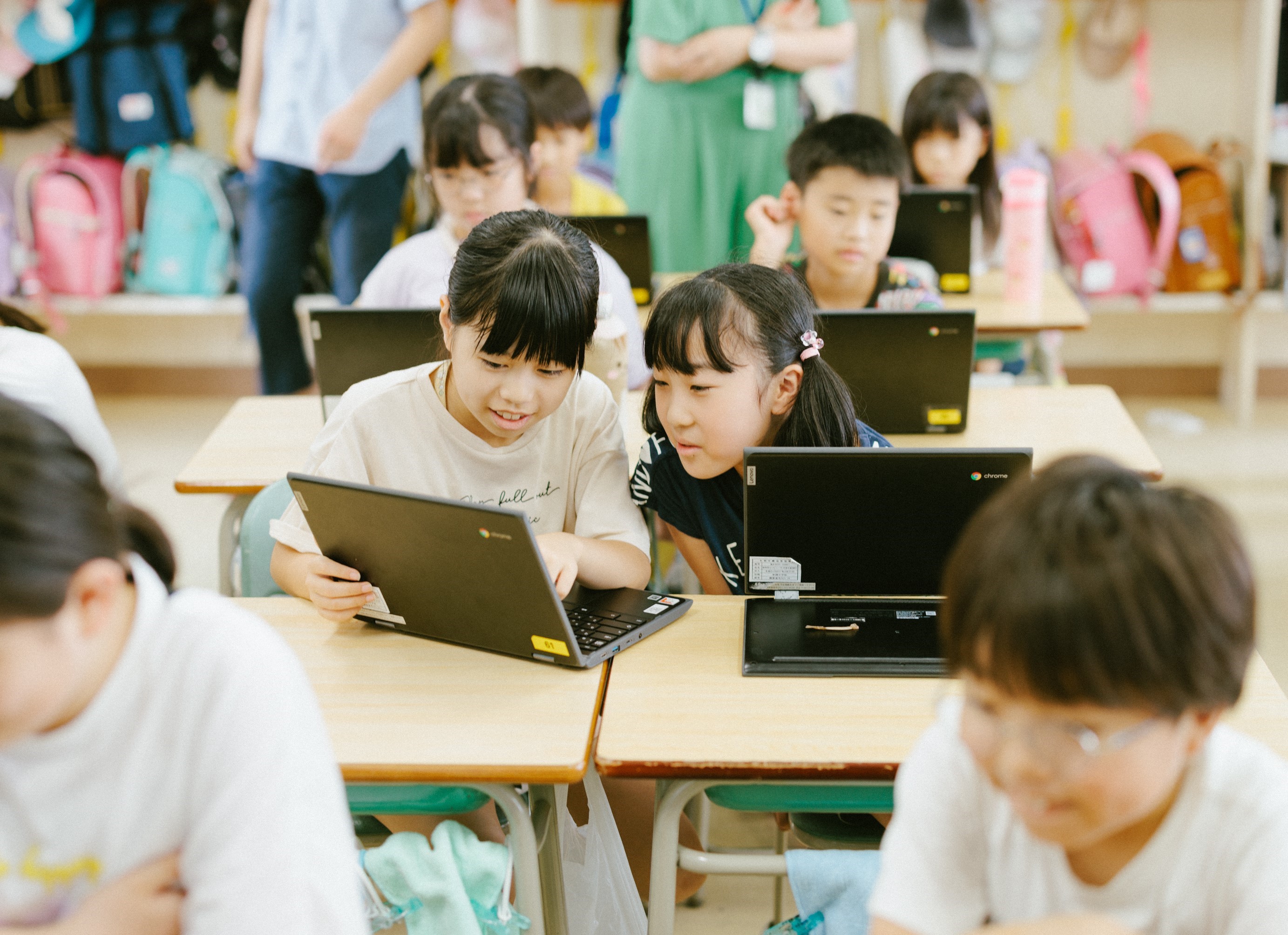 （参考写真）過去に実施した「プログラミングでアートにチャレンジ」の様子