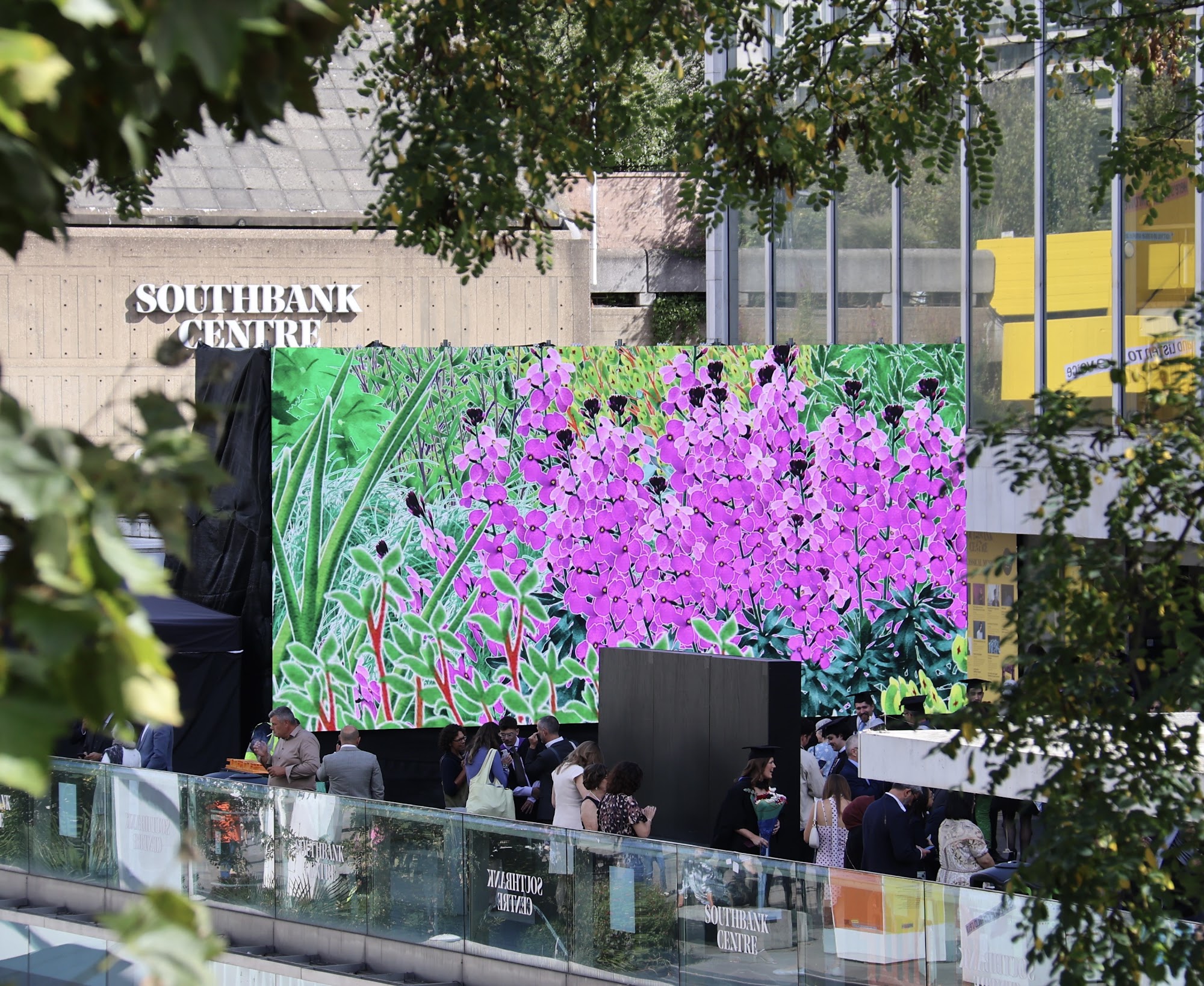 アレクサンドラ・デイジー・ギンズバーグ《Pollinator Pathmaker: Vn8BG3rVof》2026　「Creative Intelligence」展示風景（サウスバンク・センター リバーサイド・テラス、ロンドン）　© Alexandra Daisy Ginsberg