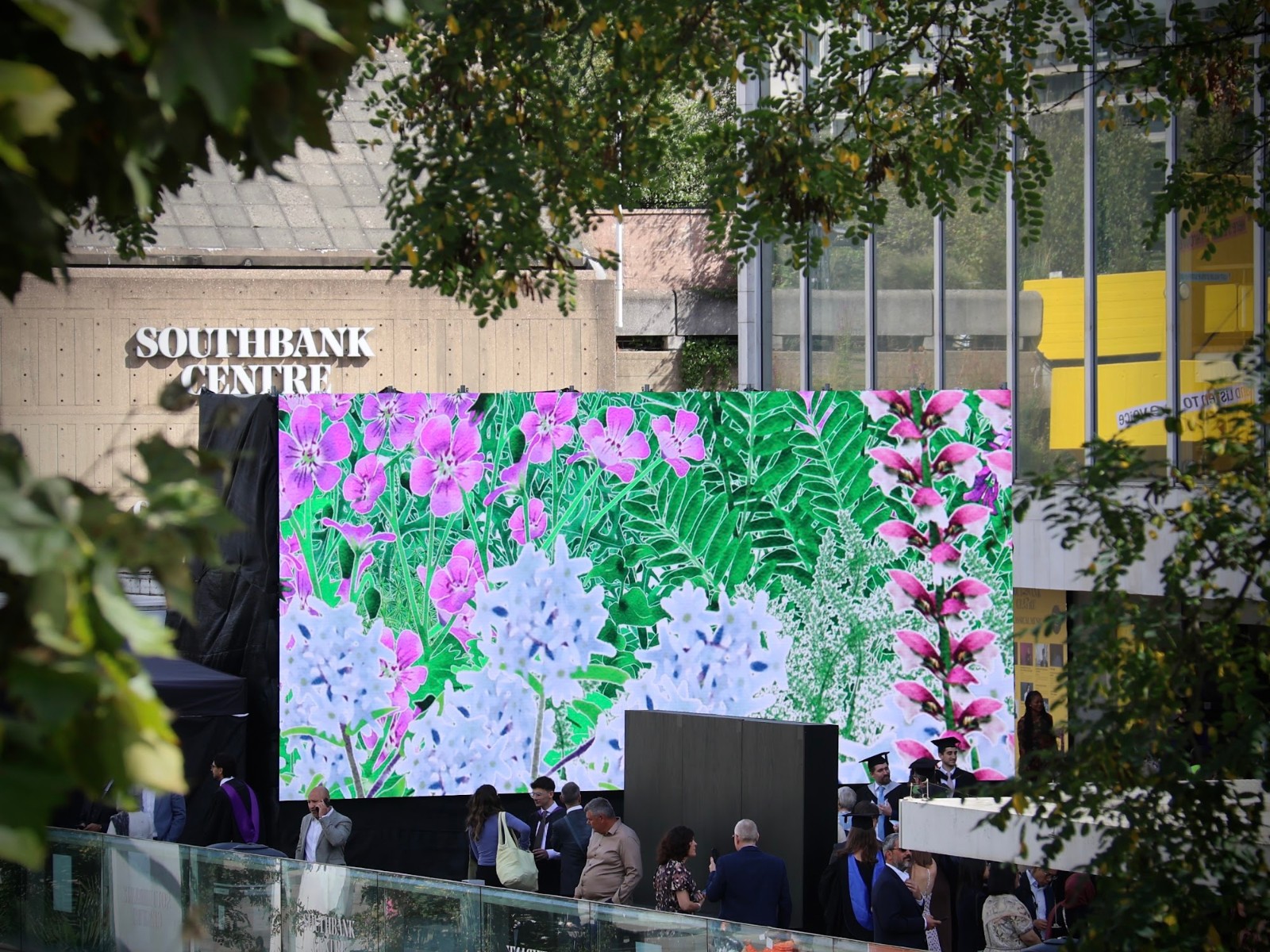 アレクサンドラ・デイジー・ギンズバーグ《Pollinator Pathmaker: Vn8BG3rVof》2026　「Creative Intelligence」展示風景（サウスバンク・センター リバーサイド・テラス、ロンドン）　© Alexandra Daisy Ginsberg