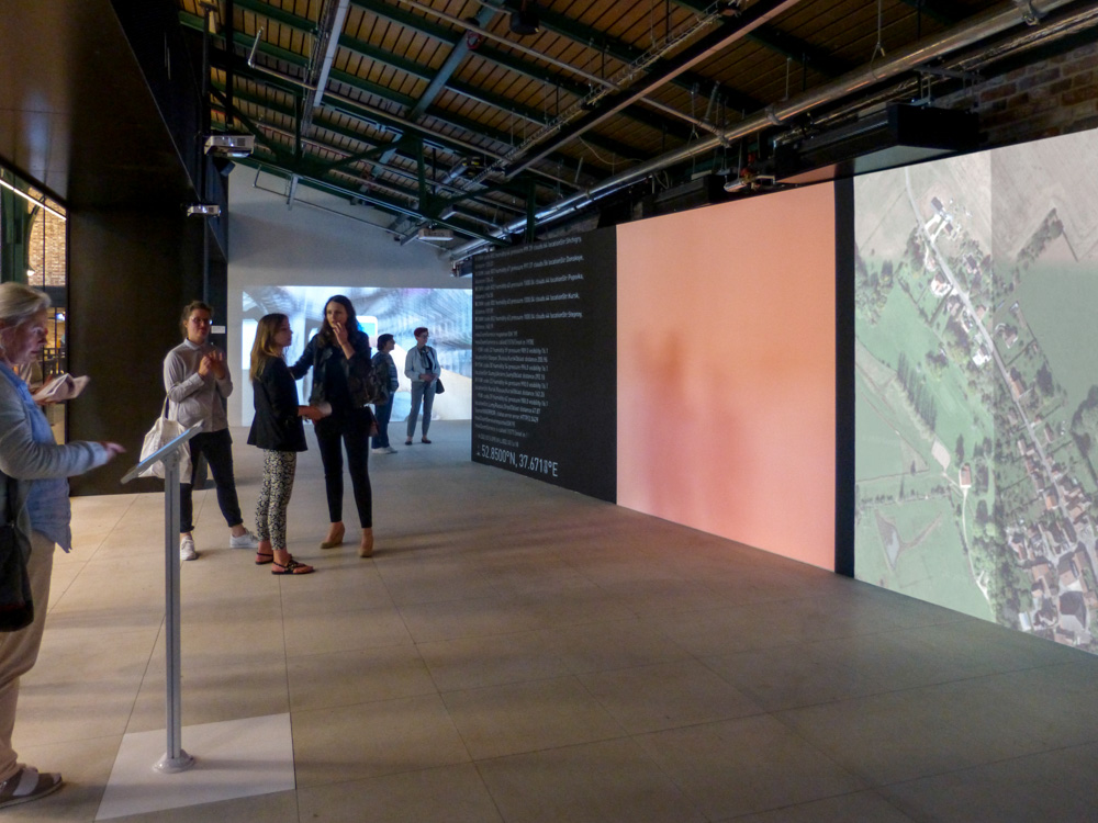 Image：<p>’Afterglow and the Speed of Time' Installation view (3 screens version), Koszyki Hall, Warsaw, PL</p>
